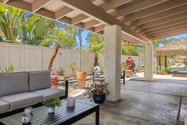 445 De Anza Court, Oceanside CA: https://media.crmls.org/mediaz/9067ac03-afa9-4cac-aaaf-6bb20dd6b2dd.jpg