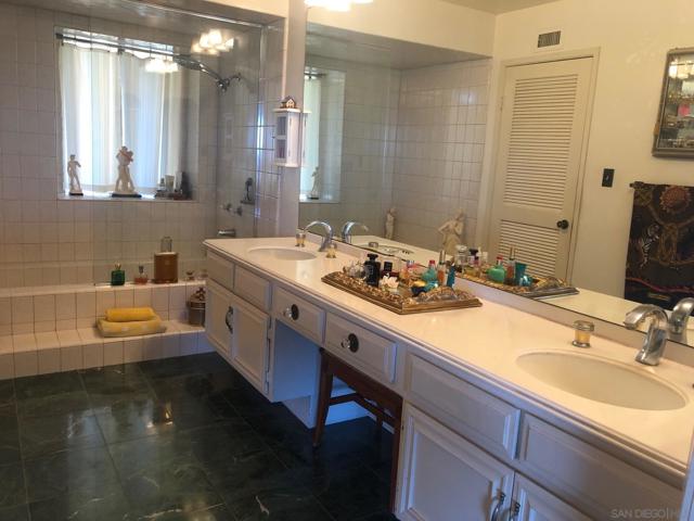 6645 Caminito Scioto, La Jolla CA: https://media.crmls.org/mediaz/9068396d-4c66-44bb-b823-1f125f12f7e5.jpg