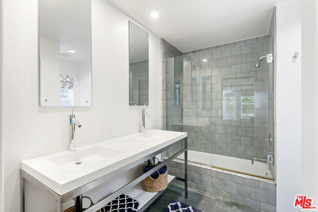 1341 Palisades Beach Road, Santa Monica CA: https://media.crmls.org/mediaz/90685af8-0fa3-4f12-b85d-6a424c2d99b2.jpg