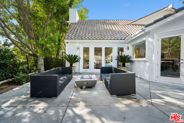 16221 Elisa Place, Encino CA: https://media.crmls.org/mediaz/90685e87-9e24-4a20-9e10-5a6c7b100019.jpg