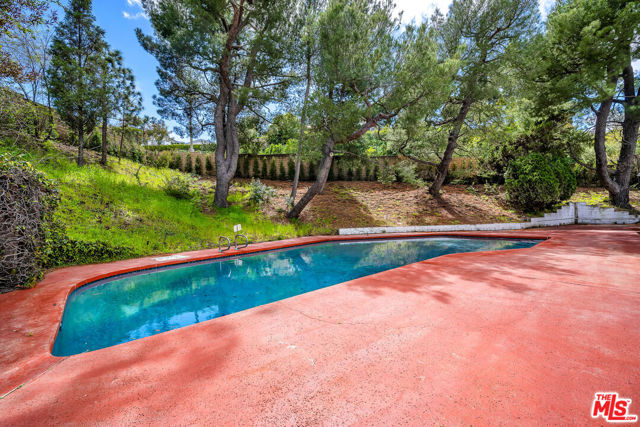 2925 Dona Susana Drive, Studio City CA: https://media.crmls.org/mediaz/90687480-f68f-49db-a607-5baa47f76945.jpg