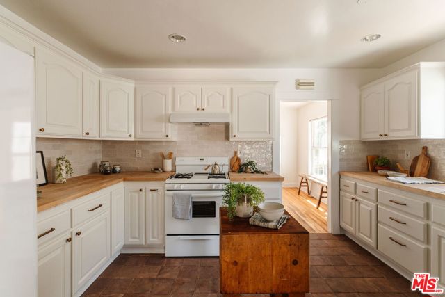 5421 Stratford Road, Los Angeles CA: https://media.crmls.org/mediaz/9069283f-2426-4567-897c-8afb39ba1ed9.jpg