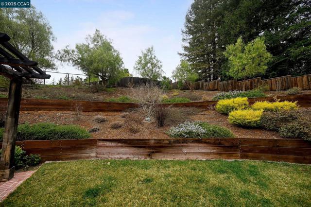 260 Saint Christopher Dr, Danville CA: https://media.crmls.org/mediaz/9069f6a3-89e9-41b6-b7e9-f8e5e822dddd.jpg
