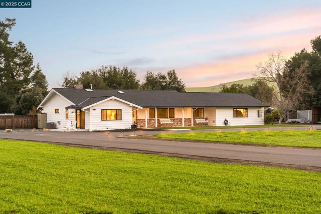 5400 Johnston Rd, Danville CA: https://media.crmls.org/mediaz/906a30a6-48b0-41b4-bc71-5fee8aad878e.jpg