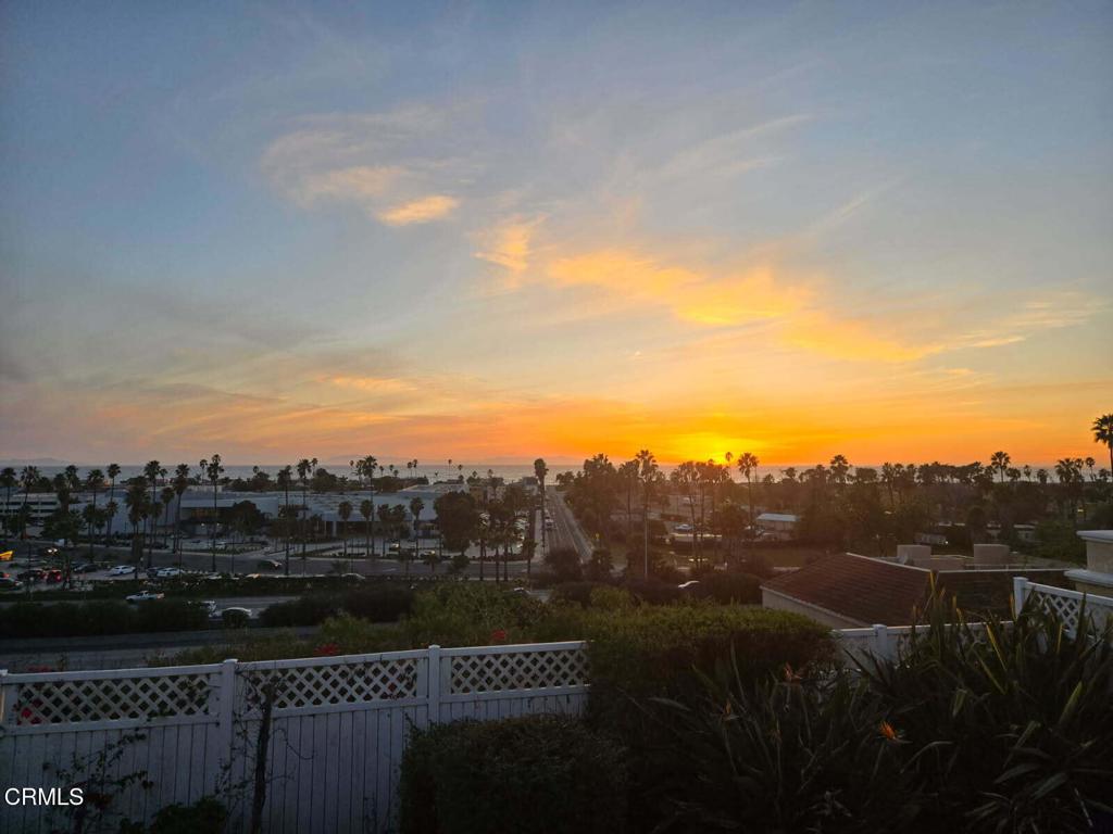 https://media.crmls.org/mediaz/906a38db-17b4-4f10-a07c-649430edd4aa.jpg?preset=X-Large