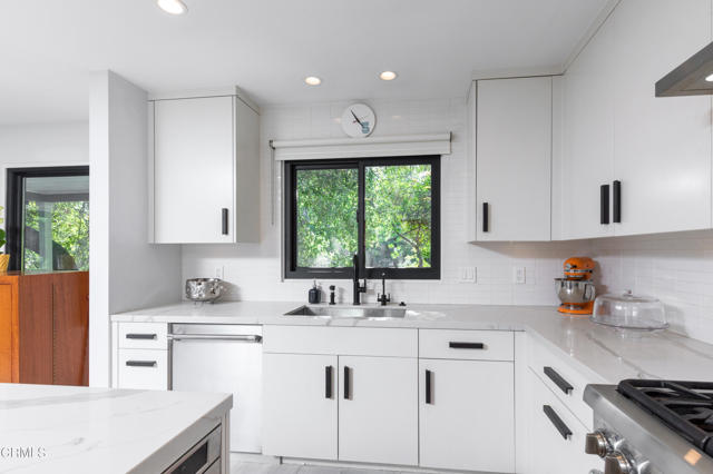 354 Glenullen Drive, Pasadena CA: https://media.crmls.org/mediaz/906ad15c-3cff-4bd6-99ef-658b0b422a5b.jpg