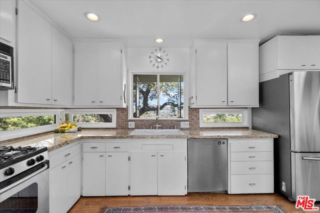 8809 Appian Way, Los Angeles CA: https://media.crmls.org/mediaz/906c6fcc-476e-4812-9d3e-e77887126fe4.jpg