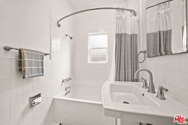 236 S 5th Avenue, Venice CA: https://media.crmls.org/mediaz/906d6684-b247-4c52-b0ac-13d85c4184da.jpg