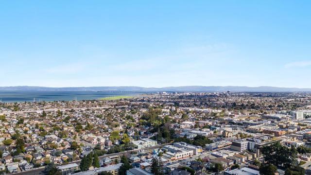 153 N San Mateo Drive, San Mateo CA: https://media.crmls.org/mediaz/906e21fb-005d-43f2-8a3e-2ab0686ea13b.jpg
