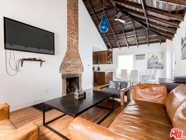 2633 N Commonwealth Avenue, Los Angeles CA: https://media.crmls.org/mediaz/906e6ccb-fe0f-47b0-87ba-136c4fc32009.jpg