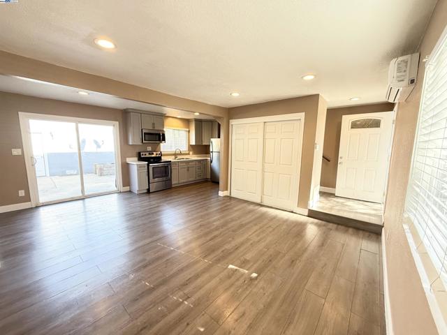 989 Palm Cir, Tracy CA: https://media.crmls.org/mediaz/906f7b86-d492-40e9-9a02-d60e29a30eb2.jpg