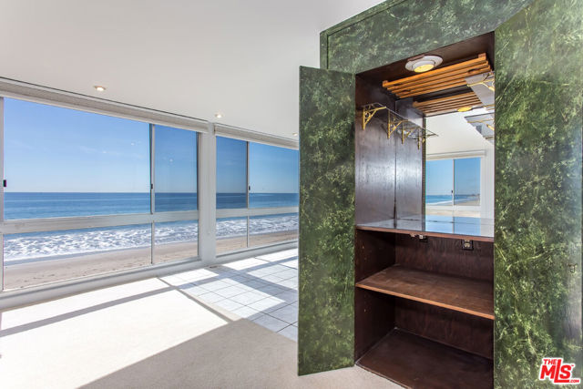 22548 PACIFIC COAST Highway, Malibu CA: https://media.crmls.org/mediaz/906fa2e6-429a-4729-a5d3-0e8abd5b7c74.jpg