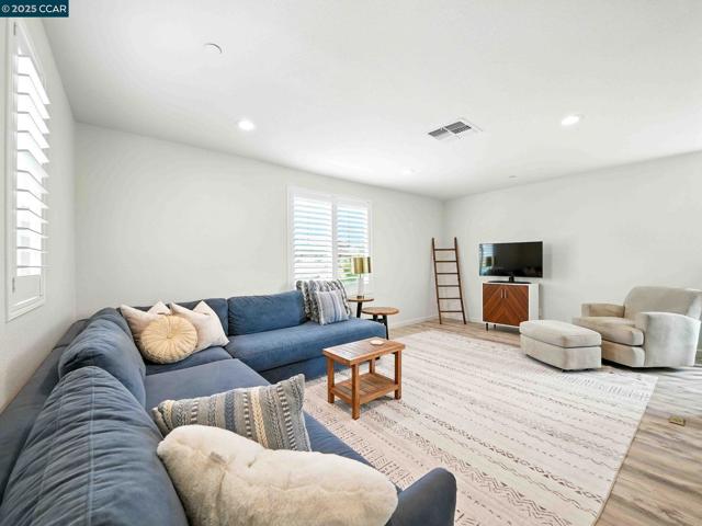 2433 Sanders Ln, Fairfield CA: https://media.crmls.org/mediaz/90707270-3419-43a2-90bc-c5ffefe6262d.jpg