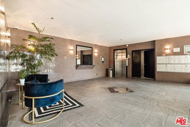 2222 N Beachwood Drive, Los Angeles CA: https://media.crmls.org/mediaz/9070a19c-1f73-4c31-bc2e-66aa787a1deb.jpg