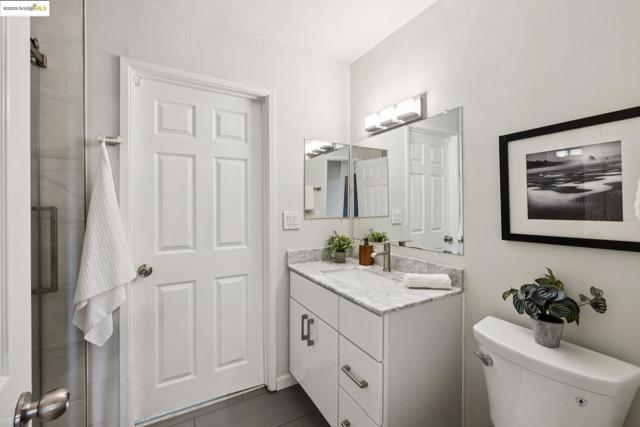 5920 Ascot Dr, Oakland CA: https://media.crmls.org/mediaz/90716a4a-13c8-4988-a798-6fb7f01ac8dd.jpg