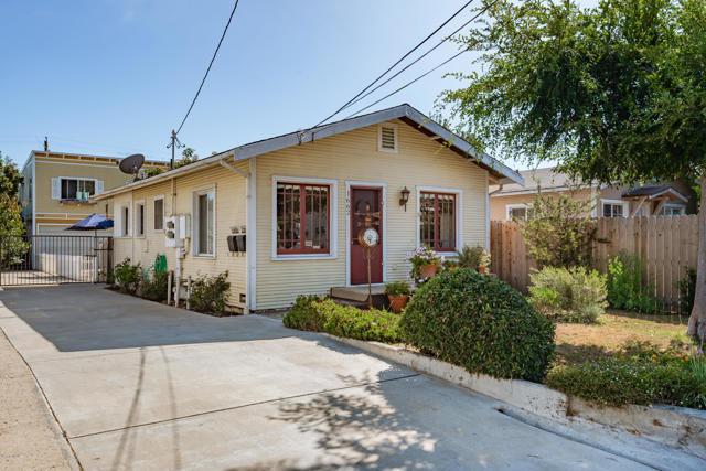 1662 Ocean Avenue, Ventura CA: https://media.crmls.org/mediaz/907213f0-d22b-4794-8bd2-1243791a99fe.jpg