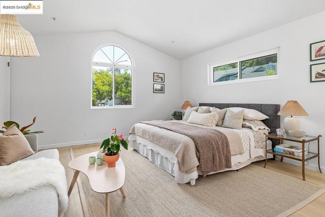 46 Birchwood Dr, Novato CA: https://media.crmls.org/mediaz/9073298c-5f3f-48a5-8684-f915f9e32853.jpg