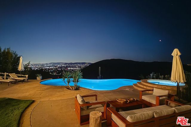 130 Dapplegray Road, Bell Canyon CA: https://media.crmls.org/mediaz/9073309d-20d8-4bbc-9656-c0a2719d5389.jpg