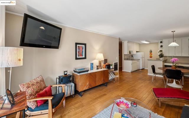 250 Whitmore St, Oakland CA: https://media.crmls.org/mediaz/9073832f-00fe-48ff-a6a8-d9fc34d6dc40.jpg
