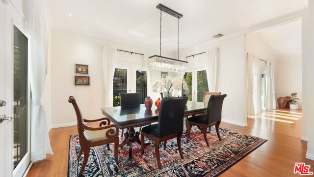 2655 Saxon Drive, Los Angeles CA: https://media.crmls.org/mediaz/9073dc58-93f7-4c57-add0-3ab984ef1d9e.jpg