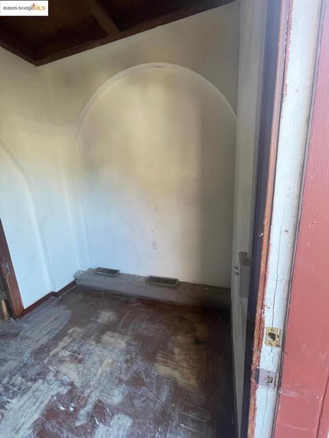 2890 Concord BLVD, Concord CA: https://media.crmls.org/mediaz/907829ba-dd9b-4f0f-bc42-30e58fd44e01.jpg