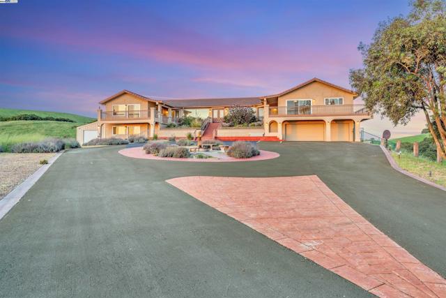 41794 Vargas Rd, Fremont CA: https://media.crmls.org/mediaz/90786554-716a-42d1-88ea-4cd6bfb8c1ab.jpg