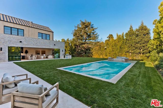 1120 Angelo Drive, Beverly Hills CA: https://media.crmls.org/mediaz/9078a618-8e82-402d-9d07-3b579badef53.jpg