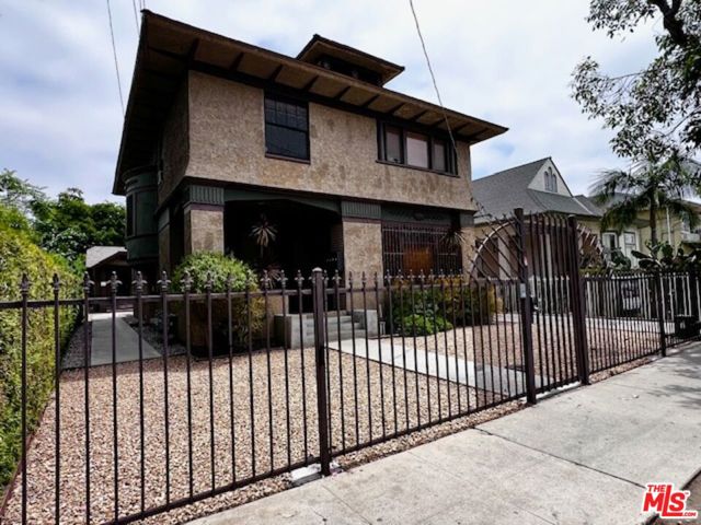 2108 Oak Street, Los Angeles CA: https://media.crmls.org/mediaz/907984f2-526f-46b4-a225-61aa8f5f346a.jpg