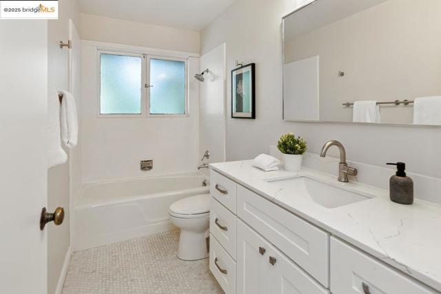 99 Lexford Rd, Piedmont CA: https://media.crmls.org/mediaz/9079d771-854b-41dd-b154-837c00d7cf66.jpg
