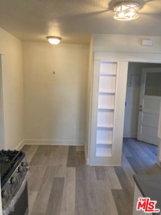 KITCHEN BREAKFAST AREA -UNSTAGED