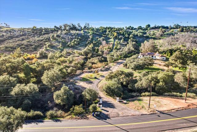 33140 Lilac Road, Valley Center CA: https://media.crmls.org/mediaz/907b282b-d4e7-42cb-938e-1cf3563f907c.jpg