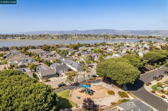 117 Brighton Rd, Alameda CA: https://media.crmls.org/mediaz/907b71c7-5ca9-423e-b348-d6434cd56be7.jpg