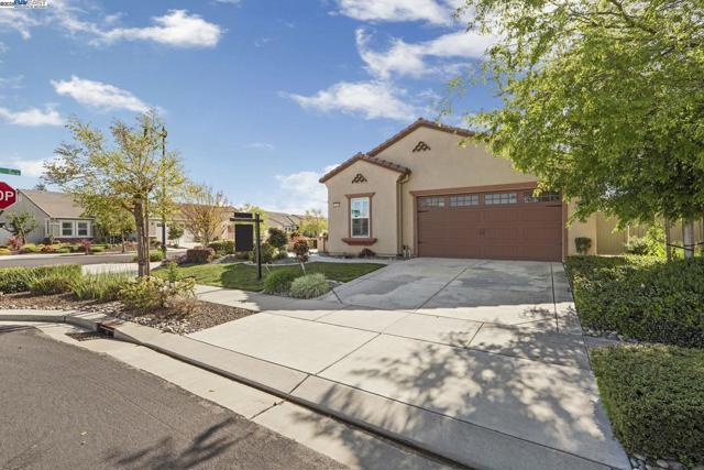2961 Clear Point Way, Manteca CA: https://media.crmls.org/mediaz/907bc0db-ef26-4e82-9673-2e253fef51d7.jpg