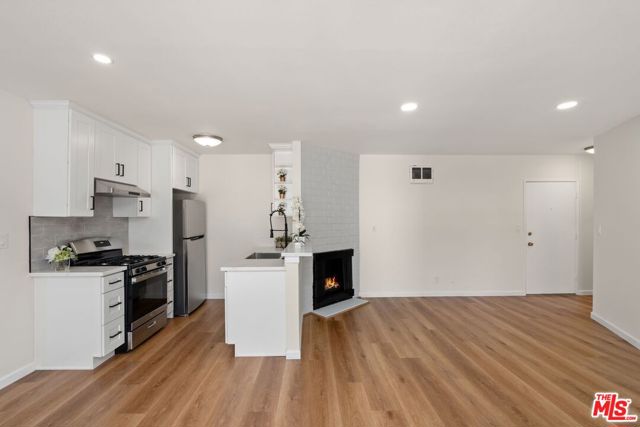 3640 Cardiff Avenue, Los Angeles CA: https://media.crmls.org/mediaz/907c042d-5281-4253-a8f5-57ed36b23b16.jpg