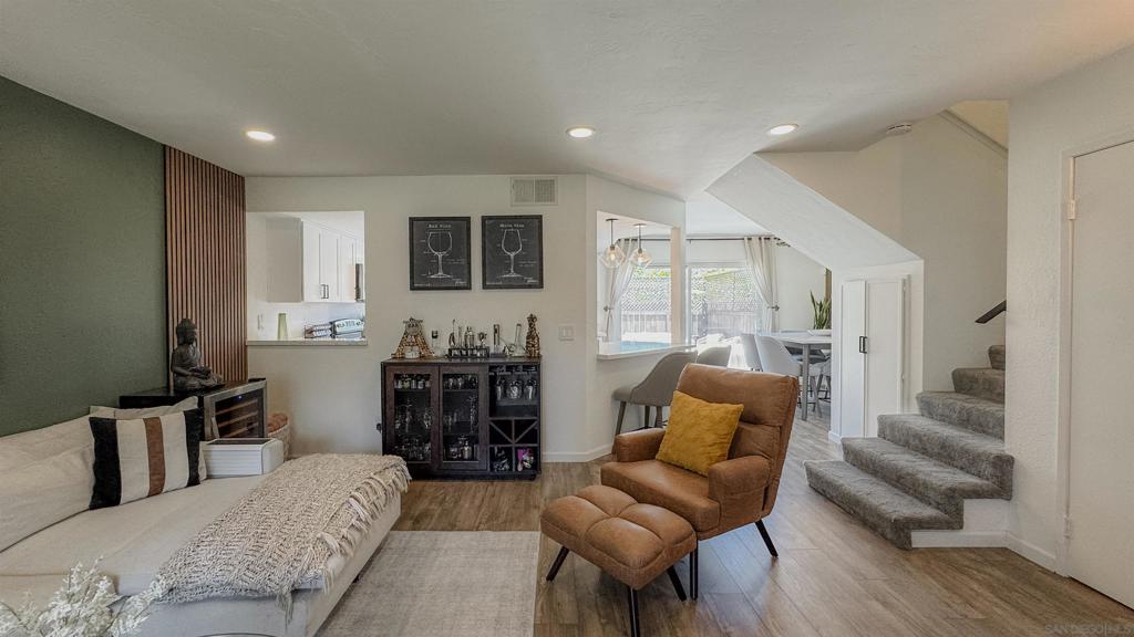 MLS #250033095SD img 2