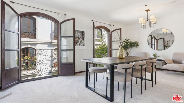 9249 Burton Way, Beverly Hills CA: https://media.crmls.org/mediaz/907c3e08-db88-495a-adb9-99a2aa104b1d.jpg