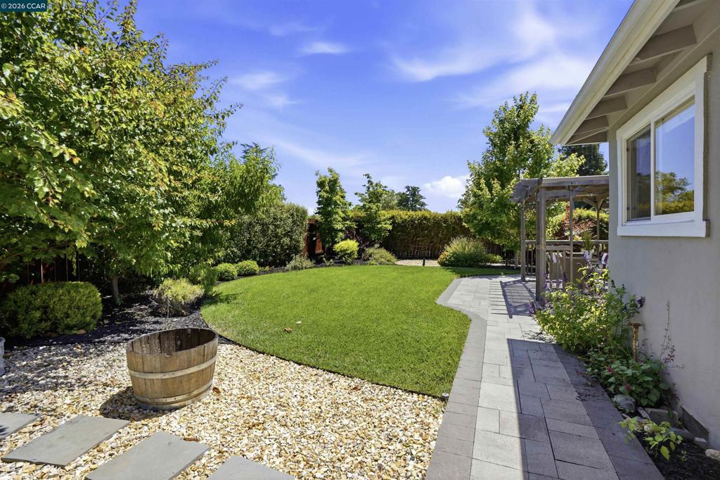 https://media.crmls.org/mediaz/907d9654-0f98-4874-ab09-9540d679f368.jpg?preset=X-Large