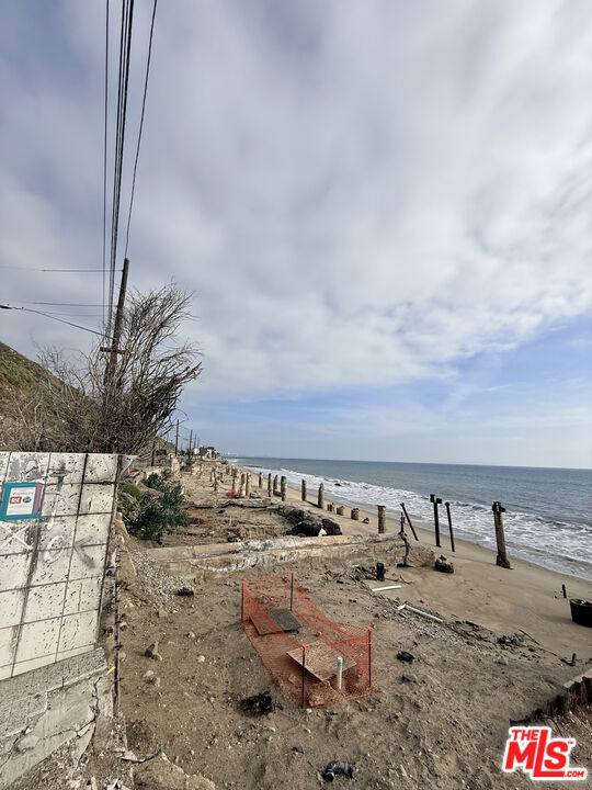 19124 Pacific Coast Highway, Malibu CA: https://media.crmls.org/mediaz/907de5bf-f86f-4fe2-b975-973abbd4a566.jpg