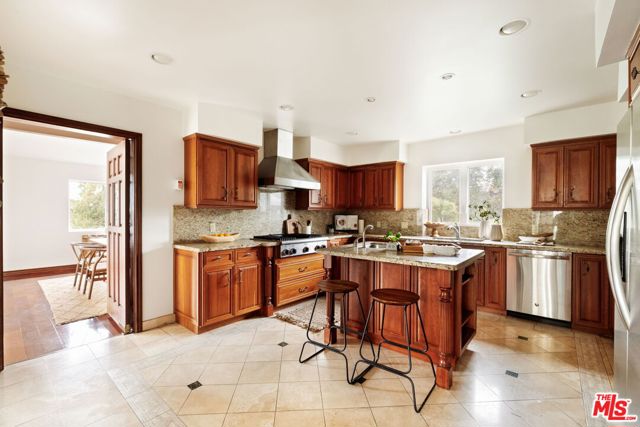 2617 Sleepy Hollow Place, Glendale CA: https://media.crmls.org/mediaz/907e399c-944c-4e64-8f7b-397fc9da0d31.jpg