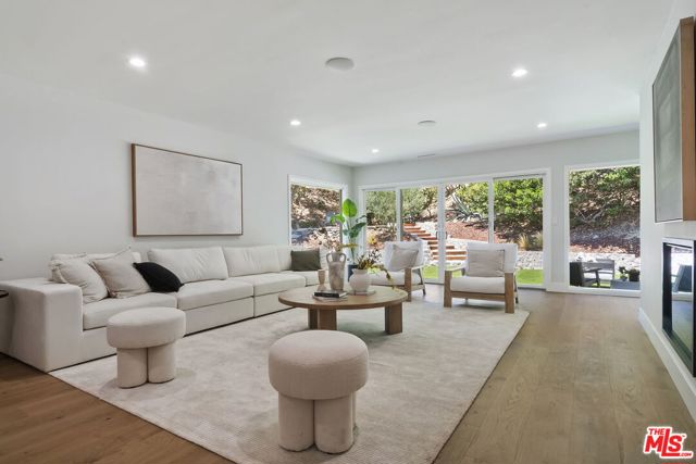 4031 Deerhorn Drive, Sherman Oaks CA: https://media.crmls.org/mediaz/907f621c-9a27-4c6e-8406-d19d98b82390.jpg