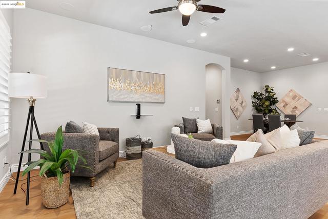 1627 Healing Rock Ct, Brentwood CA: https://media.crmls.org/mediaz/907f794b-d328-42f7-9e3d-31906ce8ccac.jpg