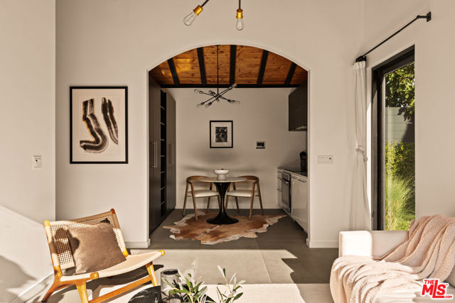 6607 Maryland Drive, Los Angeles CA: https://media.crmls.org/mediaz/90803dda-45b9-4fab-877d-d464c02f4745.jpg