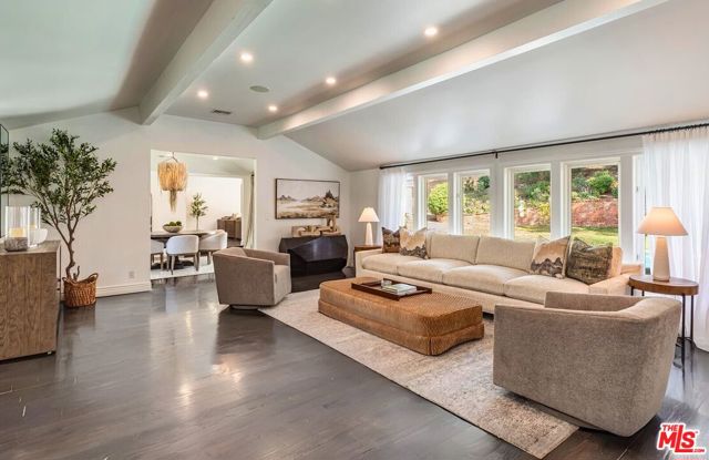 5840 Round Meadow Road, Hidden Hills CA: https://media.crmls.org/mediaz/90805beb-1922-4a37-a000-10cbccf7b697.jpg