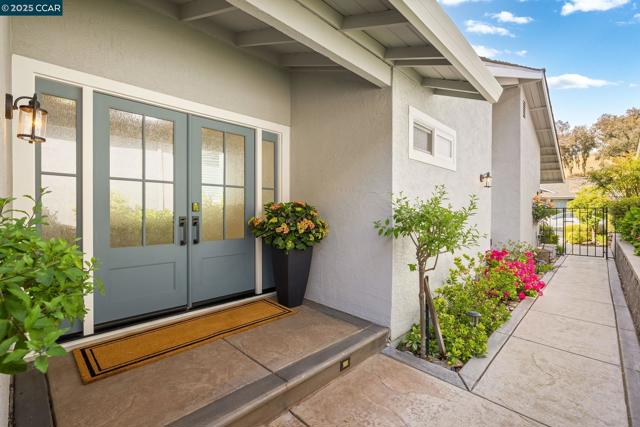 685 Saint George Rd, Danville CA: https://media.crmls.org/mediaz/9080e638-2a6d-44f8-81e3-7d4f29163666.jpg