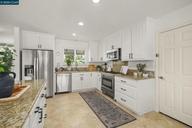 3937 Majestic Dr, Concord CA: https://media.crmls.org/mediaz/9080fe6f-430d-416e-9edf-074b281b59a5.jpg