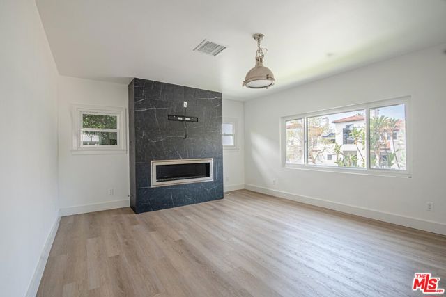 1040 N Crescent Heights Boulevard, Los Angeles CA: https://media.crmls.org/mediaz/90818a6a-5533-46fa-a736-f85776ea4560.jpg
