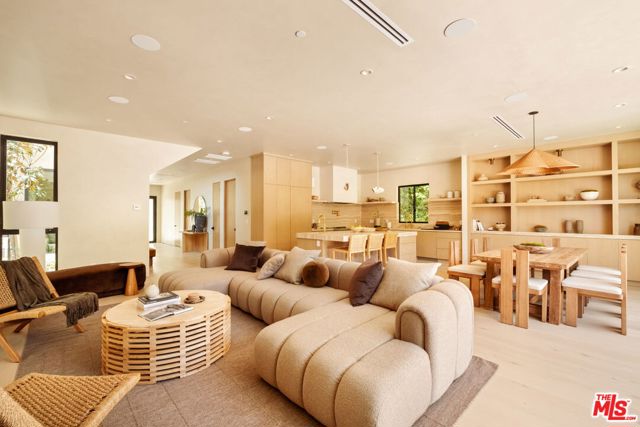 636 N Laurel Avenue, Los Angeles CA: https://media.crmls.org/mediaz/9081df5c-e925-4a15-a5c9-30dd38a7fcfc.jpg