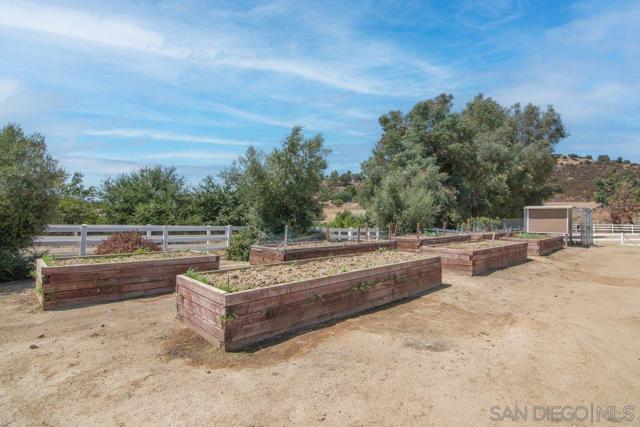 Image 38 of 75 For 37789 Avenida La Cresta