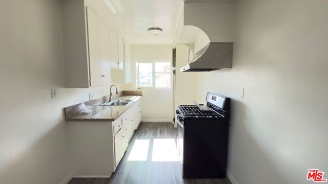 975 S Kingsley Drive, Los Angeles CA: https://media.crmls.org/mediaz/90827f7f-e9fb-45da-bfa8-012974fed0ed.jpg