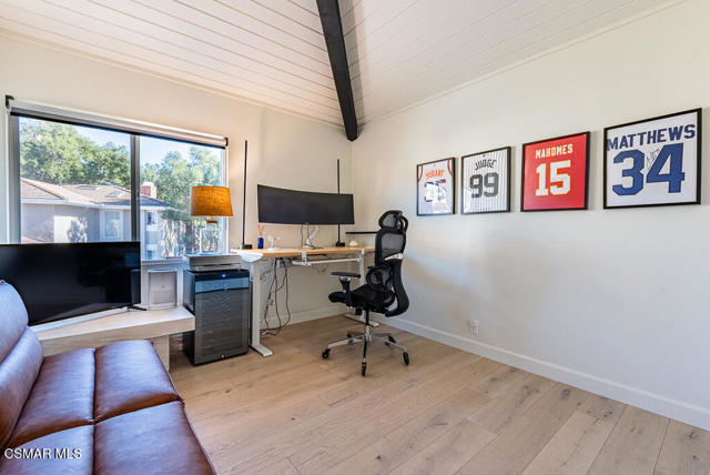 1725 Royal Saint George Drive, Westlake Village CA: https://media.crmls.org/mediaz/9083b96b-1285-4d83-9265-b588cd8b8786.jpg